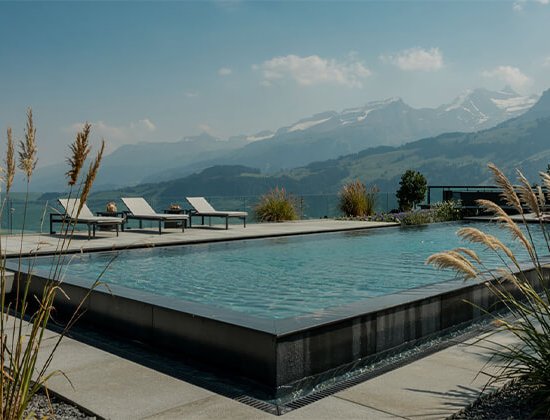 Poolgarten mit Bergblick